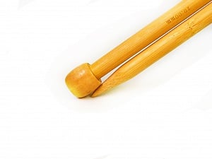 10 mm (US 15) A set of 2 bamboo knitting needles. Length: 35 cm (14&). Size: 10 mm (US 15) Brand SKC, Yarn Thickness Other, acs-176