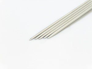 3 mm (US 2) A set of 5 double-poing knitting needles. Length: 20 cm. Material: Aluminum. 3 mm (US 2) Yarn Thickness Other, Brand Ice Yarns, acs-8